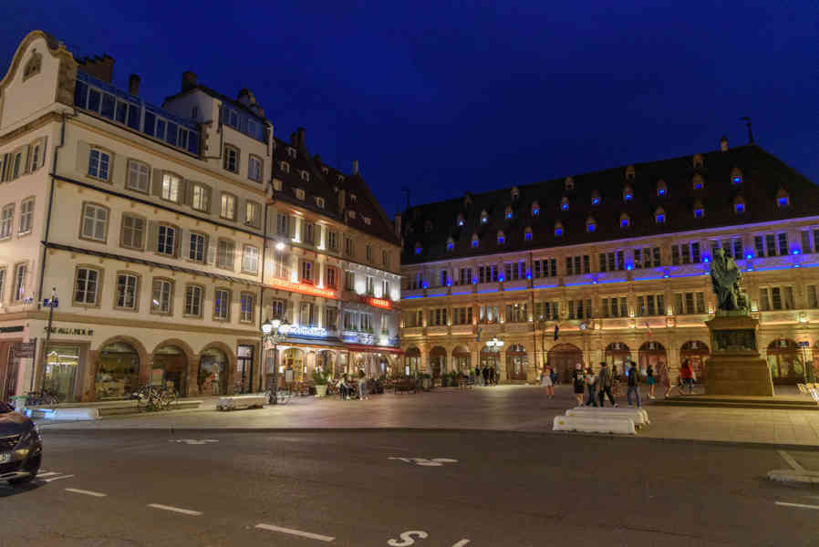 Francia - Alsacia 175 - Estrasburgo - plaza Gutenberg.jpg